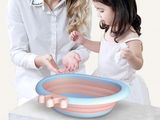 une femme et une petite fille qui jouent avec un bol