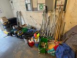un tas de clubs de golf et d'autres objets dans une pièce