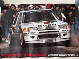 une affiche représentant une voiture de rallye accrochée au mur d'un immeuble