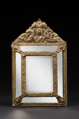 Miroir à fronton à profil inversé, en laiton décoré au repou… - Photo 1