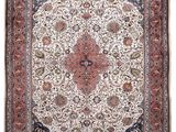 un tapis persan antique avec un motif de médaillon sur fond blanc