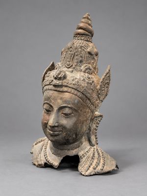une tête antique de femme coiffée d'une couronne