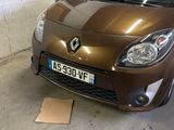 une voiture marron garée dans un garage, à côté d'un carton