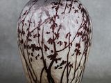 un vase noir et blanc orné d'un motif représentant un arbre