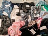 une pile de vêtements posée sur une table