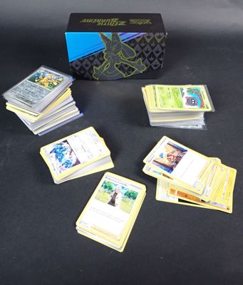 un lot de cartes posées sur une table