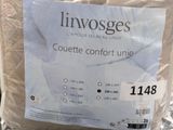 un oreiller emballé dans du plastique, posé par terre