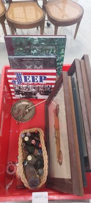 un plateau rouge sur lequel se trouvent plusieurs objets