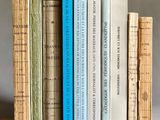 plusieurs livres sont empilés sur une table