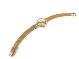 gros plan d'une montre-bracelet sur une surface blanche