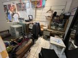 une photo d'une chambre en désordre avec plein d'objets par terre