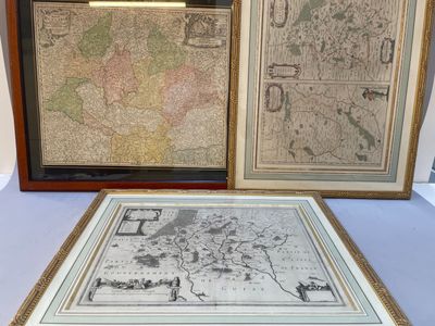 deux cartes encadrées de l'europe et du moyen-orient sont exposées sur une table