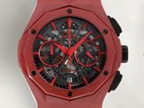 La montre est rouge et noire, avec un cadran noir.