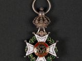 an image of a medal with a star and a crown on it