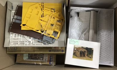 une boîte remplie d'objets divers qui se trouvent dans une boîte