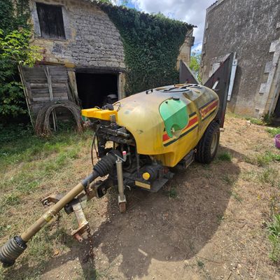 un tracteur garé devant un bâtiment