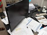 un ordinateur portable posé sur un bureau encombré