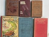 plusieurs vieux livres sont alignés sur une surface blanche