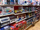 beaucoup de jouets sur les étagères du magasin