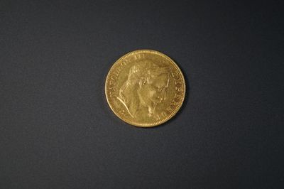 gros plan d'une pièce d'or sur une surface noire