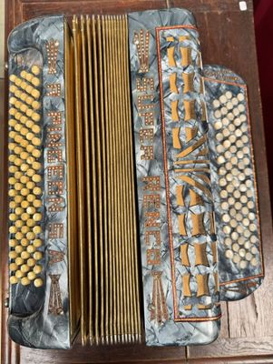 Accordéon SUPER RENCO : 5 rangs ; 90 basses. Années 60.