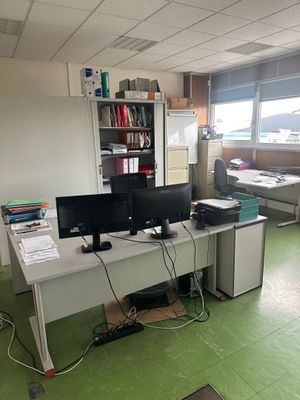 4 bureaux mélaminé gris avec retour - Photo 1