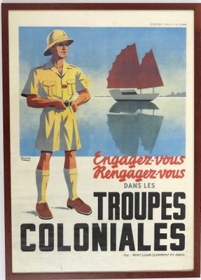 tableau représentant un homme en uniforme tenant un plateau, avec un voilier en arrière-plan