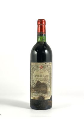 une bouteille de vin rouge sur fond blanc, avec une bouteille de vin au premier plan