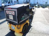 une petite machine garée sur le parking