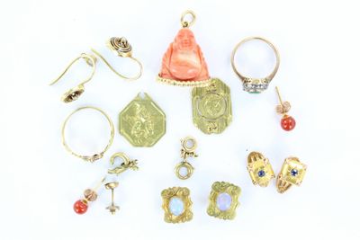 de nombreuses bagues et boucles d'oreilles de styles variés posées sur un fond blanc