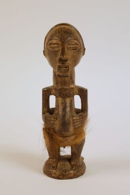 une image représentant une statue en bois dont la tête est dotée d'un visage