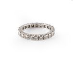 une image représentant une bague éternité sertie de diamants sur fond blanc