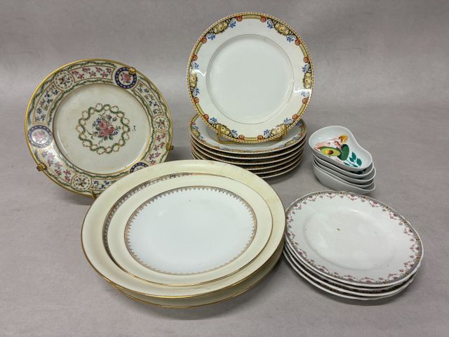 Lot de porcelaines : 7 assiettes plates signées T.L.B Limoges, 4 