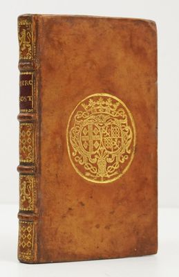 un vieux livre dont la couverture est ornée d'un motif doré