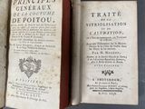 un vieux livre à la couverture rouge posé sur une table