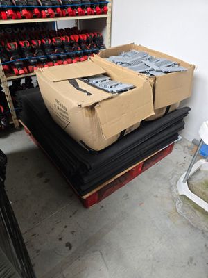 une grande pile de cartons posée sur une palette dans un entrepôt