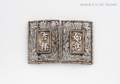 deux boucles anciennes en argent ornées de caractères chinois