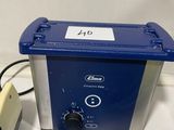 une boîte bleue avec une étiquette, à côté d'une boîte jaune avec une étiquette