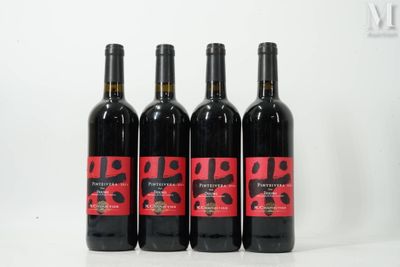 trois bouteilles de vin rouge sont alignées sur une table