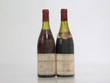 deux bouteilles de vin posées l'une à côté de l'autre sur une table