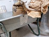 une brouette en métal contenant un sac en papier