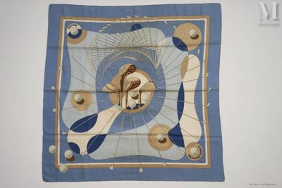 une photo d'un foulard carré bleu et blanc sur lequel figure le portrait d'une femme