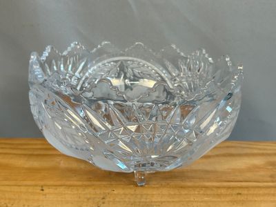une photo d'un saladier en verre posé sur une table en bois