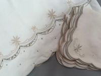 Nappe blanche avec broderies de fleurs grises et liserai en … (photo 2)