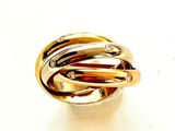 l'image d'une bague en or ornée de diamants