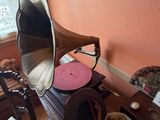une table en bois sur laquelle se trouvent un tourne-disque et d'autres objets