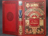 un vieux livre à la couverture rouge posé sur une table