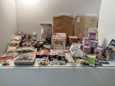 une table avec beaucoup d'objets dans une pièce