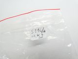 un sac en plastique contenant un morceau de nourriture