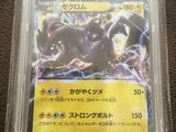 gros plan d'une carte pokemon sur une table